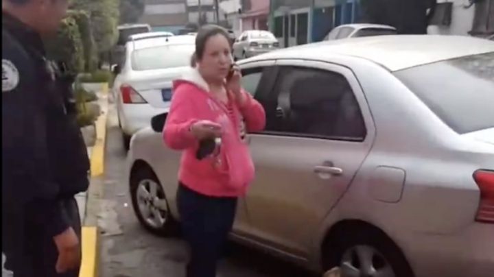 Mujer se viraliza por reclamar a automovilista que se estacionó frente a su casa (Video)