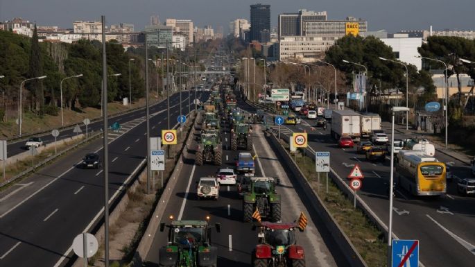 Segundo día de protestas: Agricultores cercan Barcelona con miles de tractores