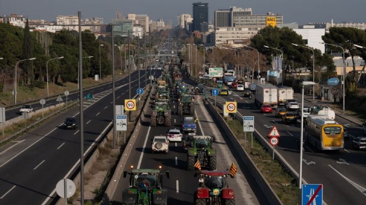 Segundo día de protestas: Agricultores cercan Barcelona con miles de tractores