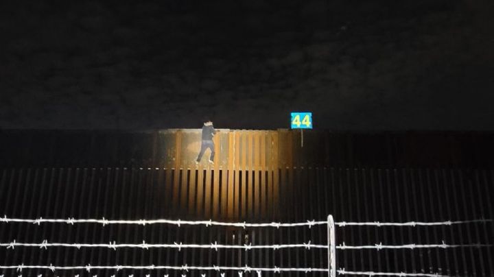 Migrante quedó atorado en el muro al intentar cruzar a EU