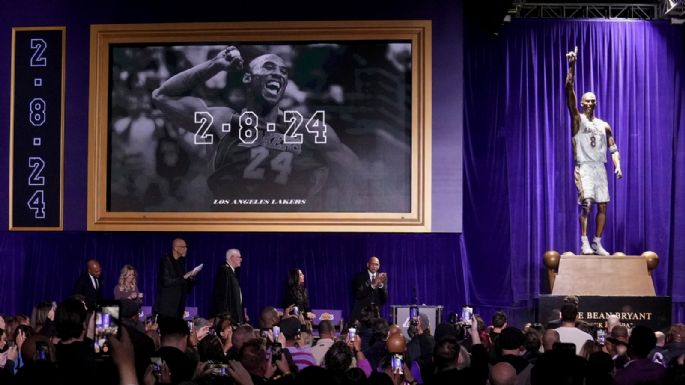 Kobe Bryant inmortalizado en estatua de bronce afuera de la arena de Los Lakers