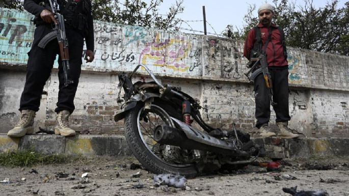 Motocicleta cargada de explosivos estalla en Peshawar y deja dos muertos