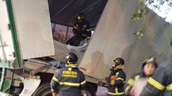 Tráiler provoca caos vial al quedar atorado en Viaducto y Tlalpan