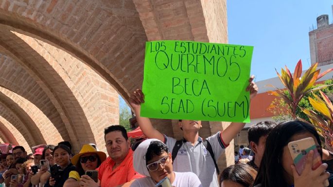 “Los estudiantes queremos beca”: jóvenes se manifiestan en acto de Sheinbaum en Jojutla