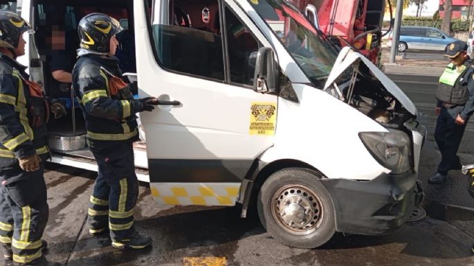 Choque de dos combis en la calzada Ignacio Zaragoza deja al menos 11 heridos