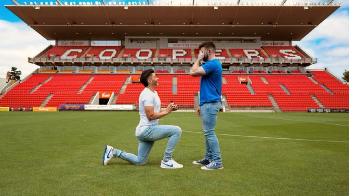 El futbolista Josh Cavallo le pide matrimonio a su novio en el estadio del Adelaide United