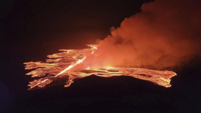 Volcán en Islandia hace erupción por cuarta vez en tres meses