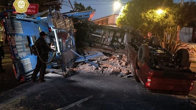 Tráiler nodriza con camionetas nuevas vuelca en Insurgentes sur, en Tlalpan