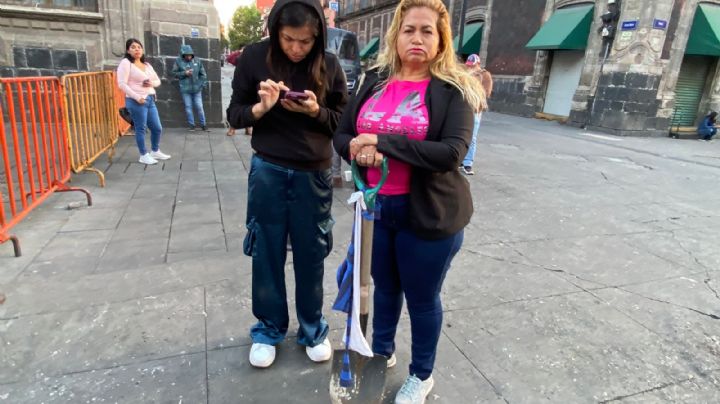Madre buscadora protesta en Palacio Nacional; pide entregar a AMLO pala con la que busca a su hijo