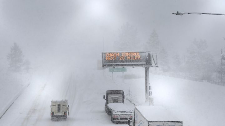 Tormenta en California y Nevada corta carreteras y deja nieve en las montañas
