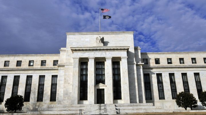 Por inflación, Reserva Federal mantiene tasas de interés entre 5.25% y 5.50%