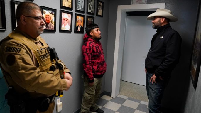 Agentes policiales de Texas se preguntan cómo aplicar la ley de detención de migrantes
