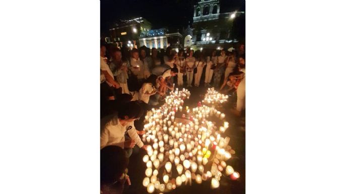 Forman una figura de caballo con veladoras para rendir homenaje a Elena Larrea en zócalo de Puebla