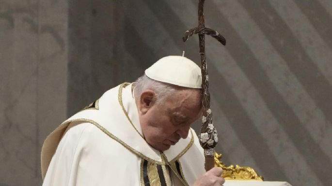 El Papa, con aparente buen estado, da órdenes a los sacerdotes en la misa del Jueves Santo