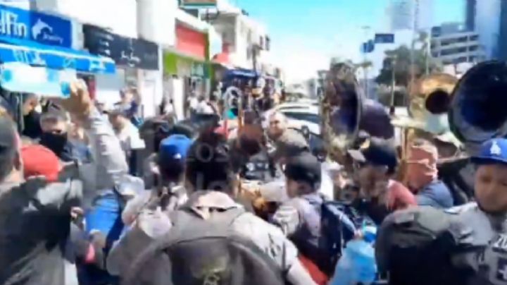 Músicos de banda protestaron contra restricciones de horarios para tocar en Mazatlán (Videos)