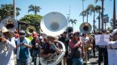 Cuestionan concierto en inglés en playa de Mazatlán tras restricciones a los músicos de banda