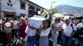 Familiares, amigos y turistas dan el último adiós a Camila en Taxco