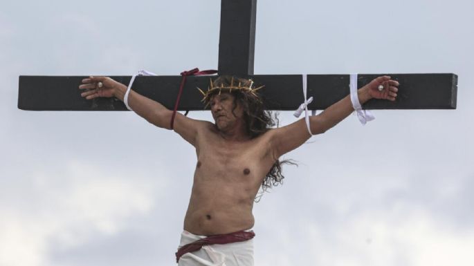 Aldeano filipino se hace crucificar por 35ta vez para rezar por la paz mundial