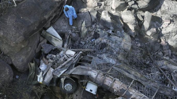 Buscan más víctimas entre restos de autobús con peregrinos que cayó de puente en Sudáfrica