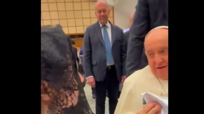 Sandra Cuevas saluda al Papa Francisco en El Vaticano (Video)