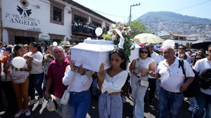Familiares, amigos y turistas dan el último adiós a Camila en Taxco