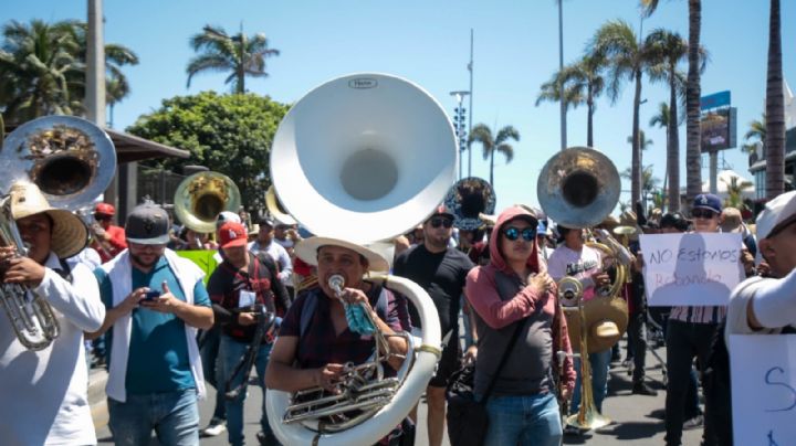 Cuestionan concierto en inglés en playa de Mazatlán tras restricciones a los músicos de banda