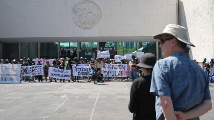 Maestros y alumnos de la ENAH protestan en el Museo Nacional de Antropología