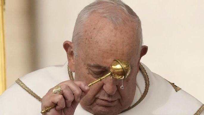 Papa preside misa de Domingo de Pascua pese a preocupaciones sobre su salud