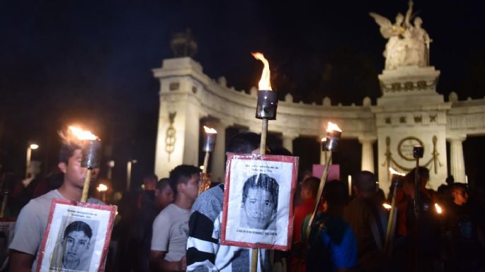 Ayotzinapa: marchan con antorchas del Hemiciclo al Zócalo