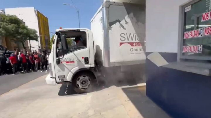 Normalistas toman un camión y lo estrellan contra en Centro Federal de Arraigos