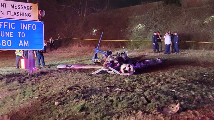 Avioneta se estrella en autopista; hay cinco muertos (Video)