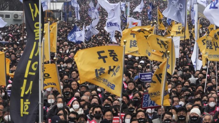 Miles de médicos surcoreanos enfrentan suspensión mientras Seúl busca procesar a líderes de huelga