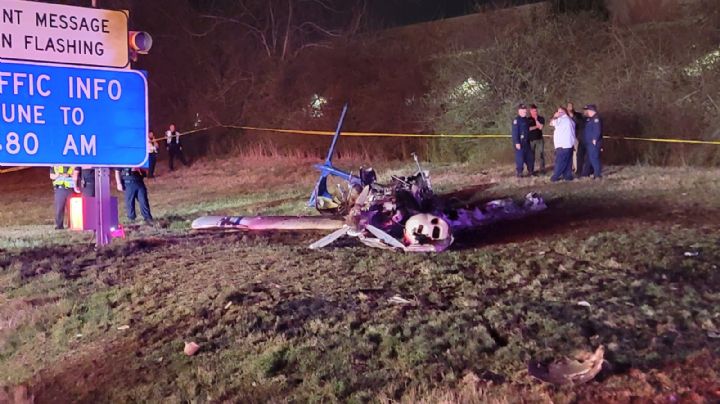 Avioneta se estrella en autopista; hay cinco muertos (Video)