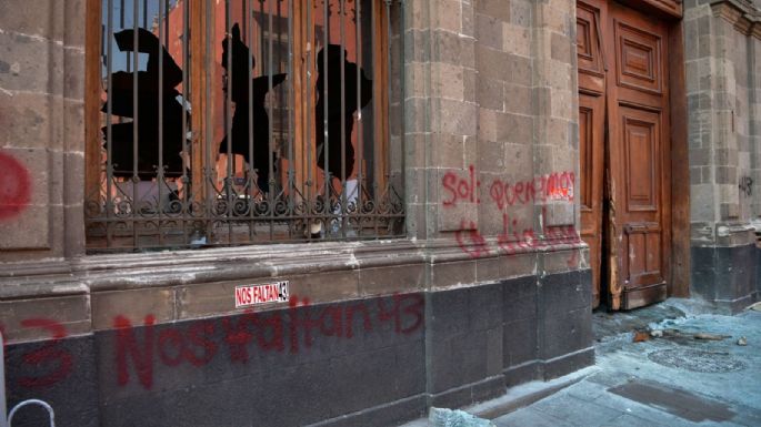 AMLO tilda de "vulgar acto de provocación" el ataque a Palacio Nacional de normalistas de Ayotzinapa