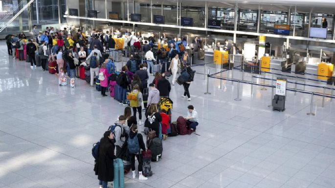 Huelgas en Alemania dejan varados a millones de pasajeros de trenes y aviones