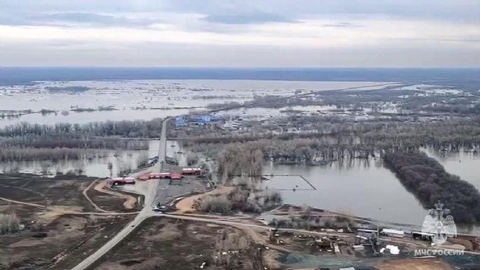 El agua inunda más casas en Rusia tras la ruptura de una represa junto a la frontera kazaja