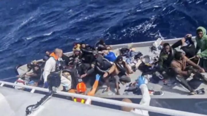 Italia rescata a 22 náufragos y recupera 9 cadáveres; hay 15 desaparecidos