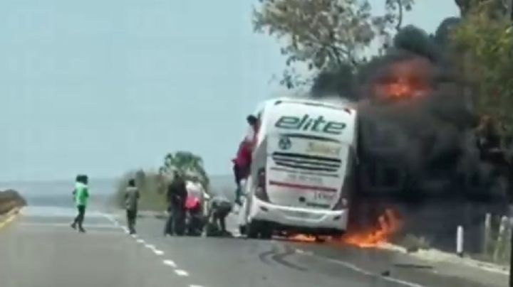 Autobús de pasajeros choca y se quema en Angostura, Sinaloa; hay cuatro muertos