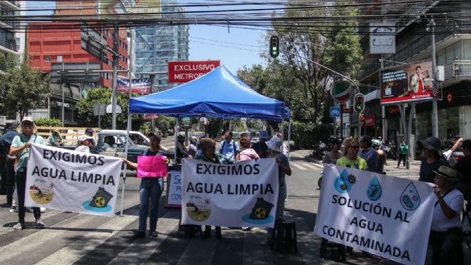 Afectados por agua contaminada exigen análisis certificados; mantendrán bloqueo en Insurgentes