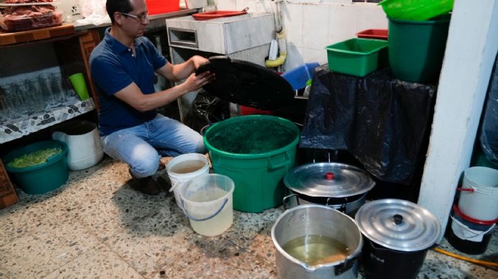 Habitantes de Bogotá almacenan y reutilizan agua en el primer racionamiento por sequía en 40 años
