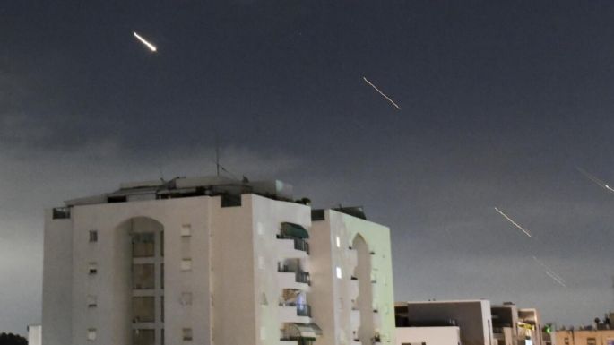 Israel dice que Irán lanzó más de 300 drones y misiles