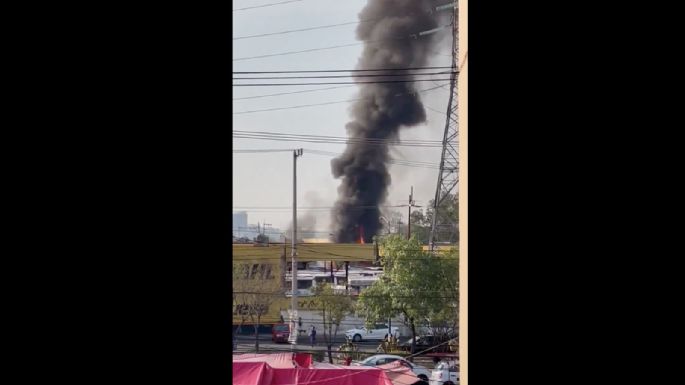 Se desploma helicóptero en Avenida del Imán en Coyoacán; se registra fuerte incendio (Video)