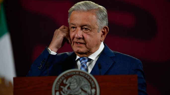 AMLO acusa al INE sobre los debates: "siempre hay mano negra"