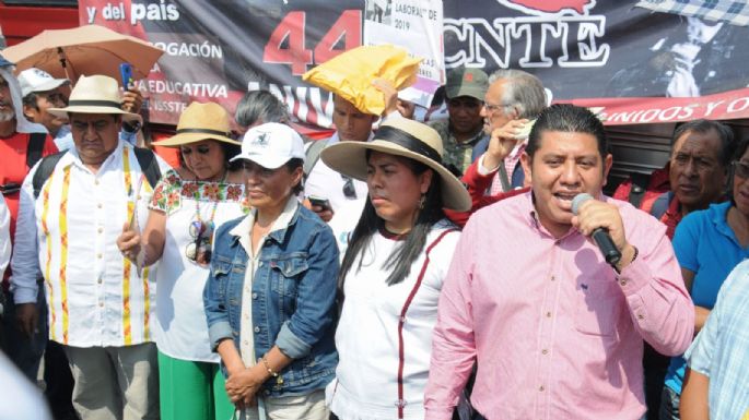 Tras el llamado al boicot electoral, AMLO pide a la CNTE mediar con los padres de Ayotzinapa