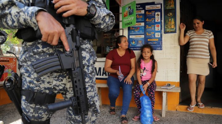 La mayoría de salvadoreños apoya el régimen de excepción de Bukele contra pandillas, según encuesta
