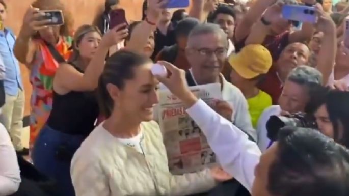 Reciben a Claudia Sheinbaum con una “limpia” con huevo en Mérida (Video)