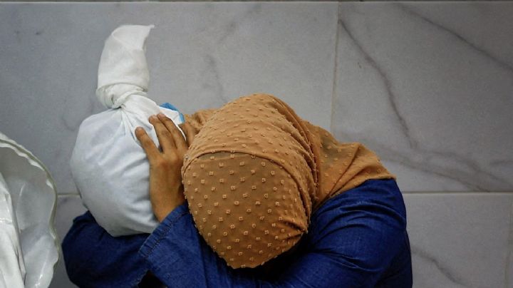 "Una mujer palestina abraza el cuerpo de su sobrina", la foto ganadora del World Press Photo 2024