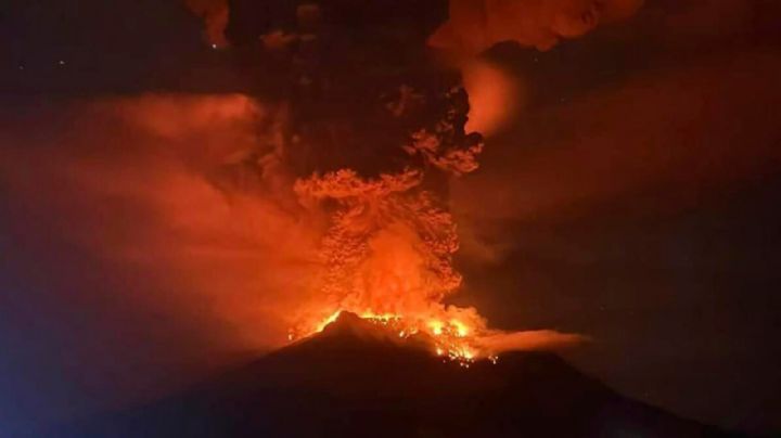 Impresionante erupción volcánica obliga a evacuaciones y cierra aeropuerto por ceniza en Indonesia
