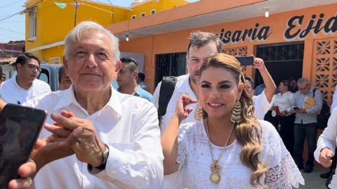 Así fue la sorpresiva visita de AMLO a Marquelia para apresurar obras (Videos)