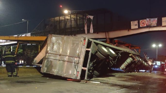 Tráiler vuelca sobre malla del Metro en Circuito Interior; Línea 5 ofrece servicio parcial